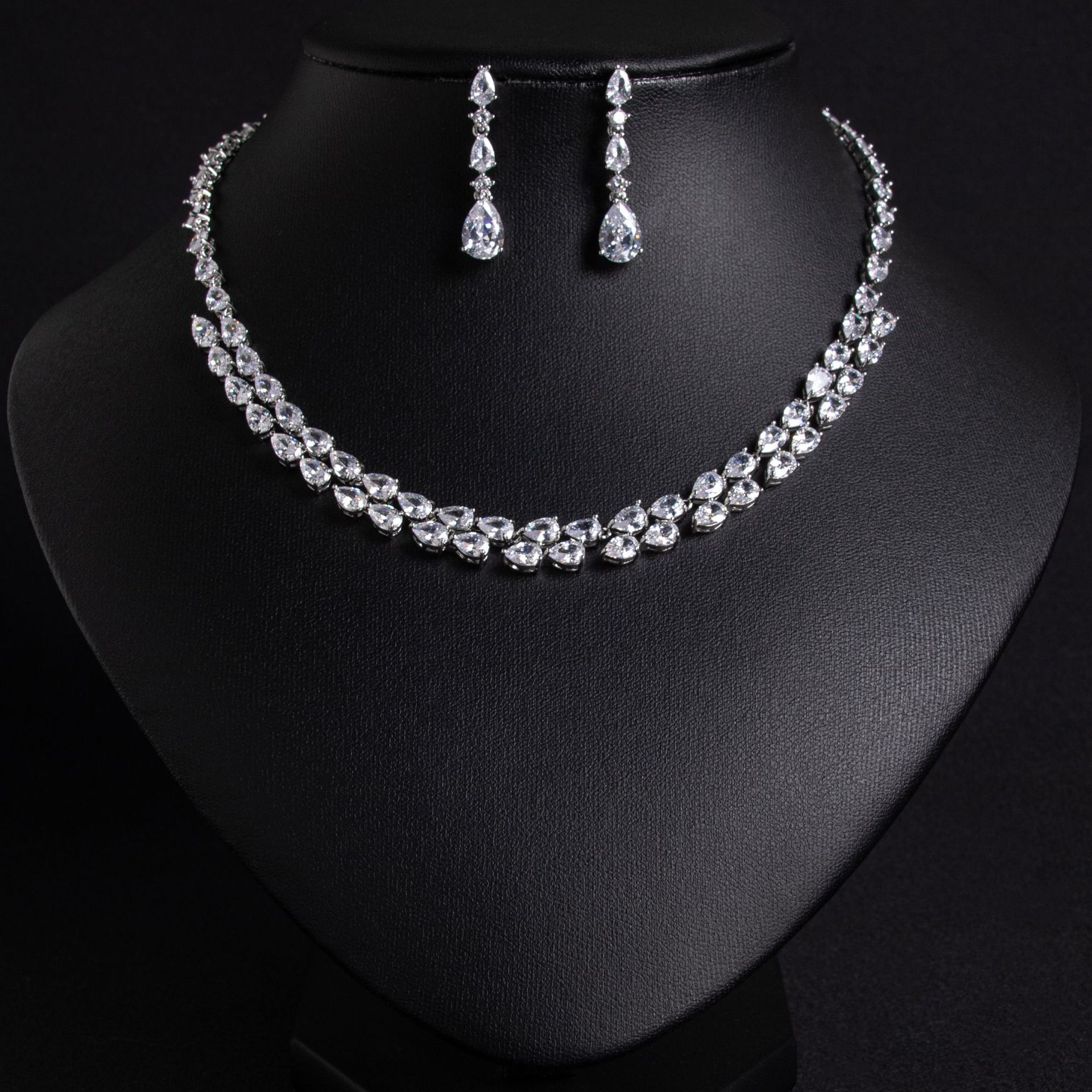 ฐานสีขาว-เซอร์คอนสีขาว