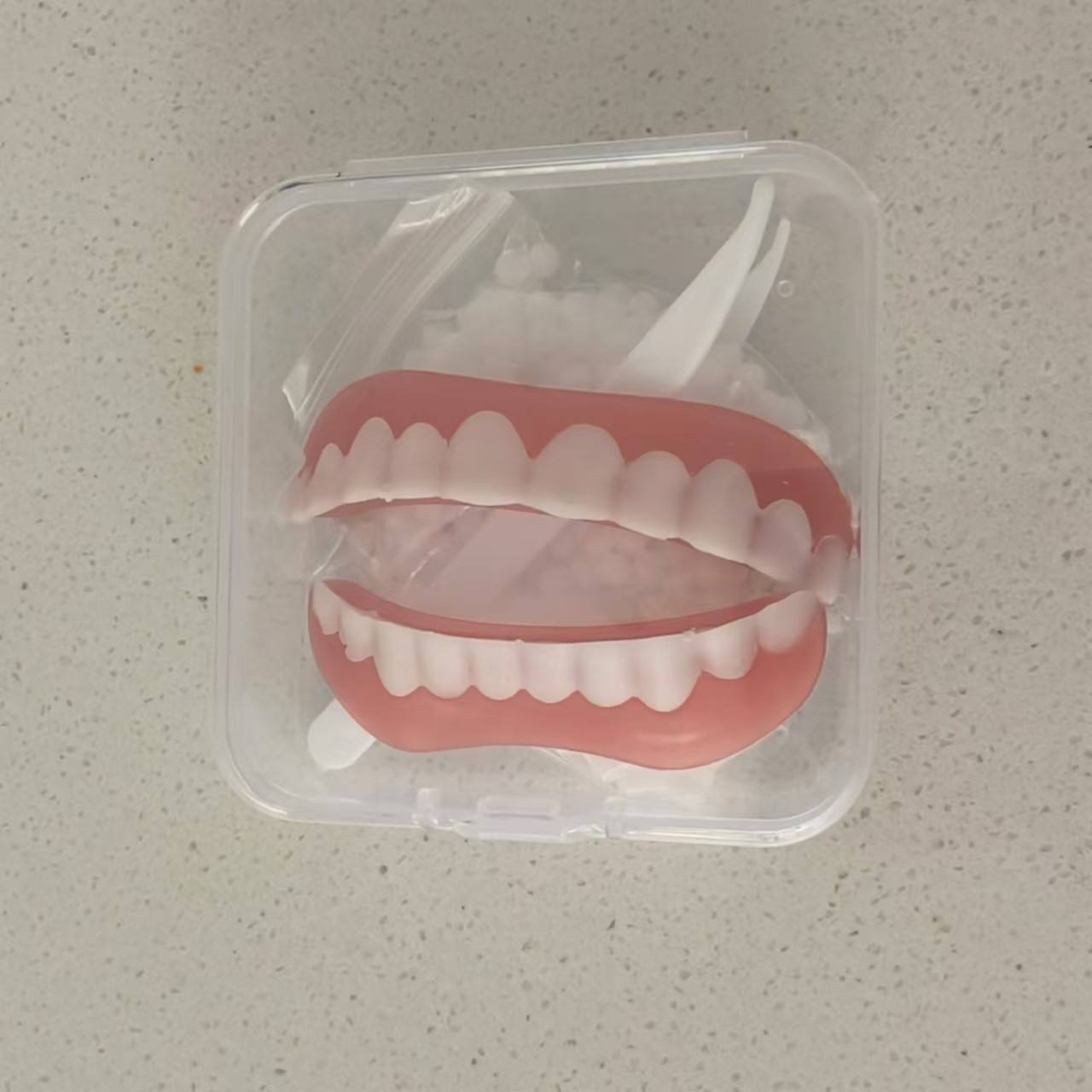 Boîte transparente dents supérieures et inférieures + pince à épiler