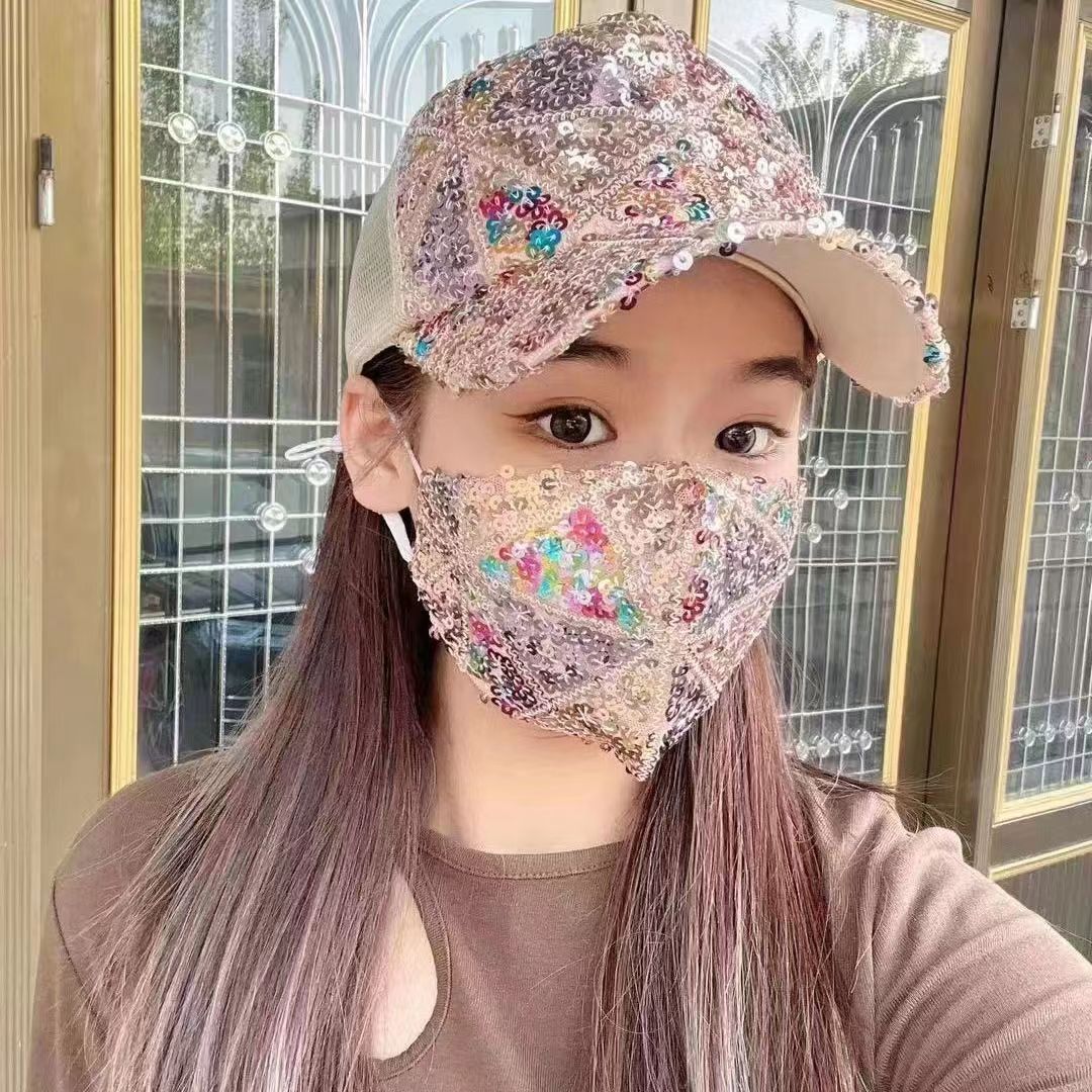 Casquette en maille à carreaux pailletée dorée + masque doré.