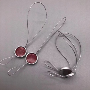 Etiquetas colgantes de ropa personalizables de fábrica con cuerda elástica Etiquetas de papel colgantes de aluminio impresas Cadena de sellado para ropa - Product Image 4