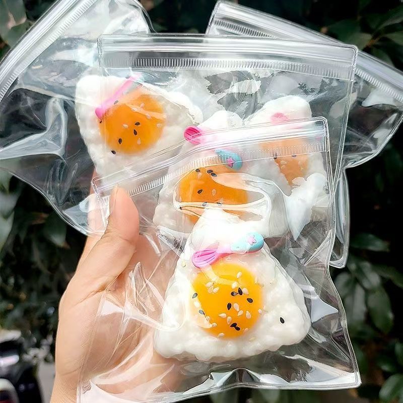 Bolas de arroz con huevo triangulares