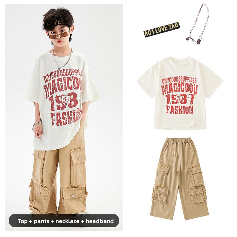 T-shirt blanc à manches courtes + pantalon kaki + bandeau pour cheveux + collier