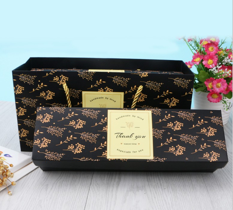 Sac noir avec boîte