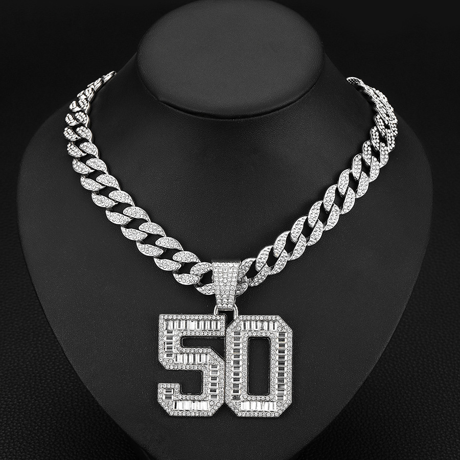 Un pendentif en argent avec une chaîne cubaine de 18 pouces