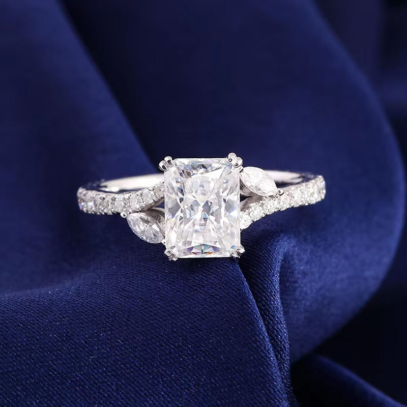 Anillo de oro macizo de 14 quilates con moissanita y diamantes.