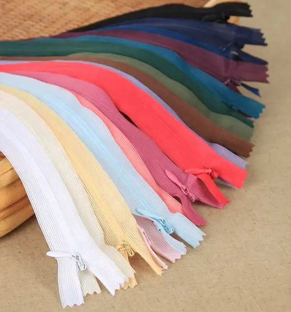 Fermetures à glissière bon marché Fermetures à glissière en vrac de haute qualité personnalisées pour robe 2021 Offre Spéciale usine Nylon Invisible multicolore