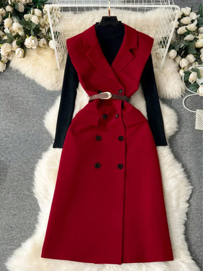 สีแดง (เสื้อ + เข็มขัด)