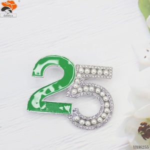 25 Số Ngọc Trai Trâm Tùy Chỉnh Tên Số 25 Năm Trâm Kỷ Niệm Sorority Huy Hiệu Đám Cưới Lưu Niệm Khắc Hợp Kim - Product Image 1