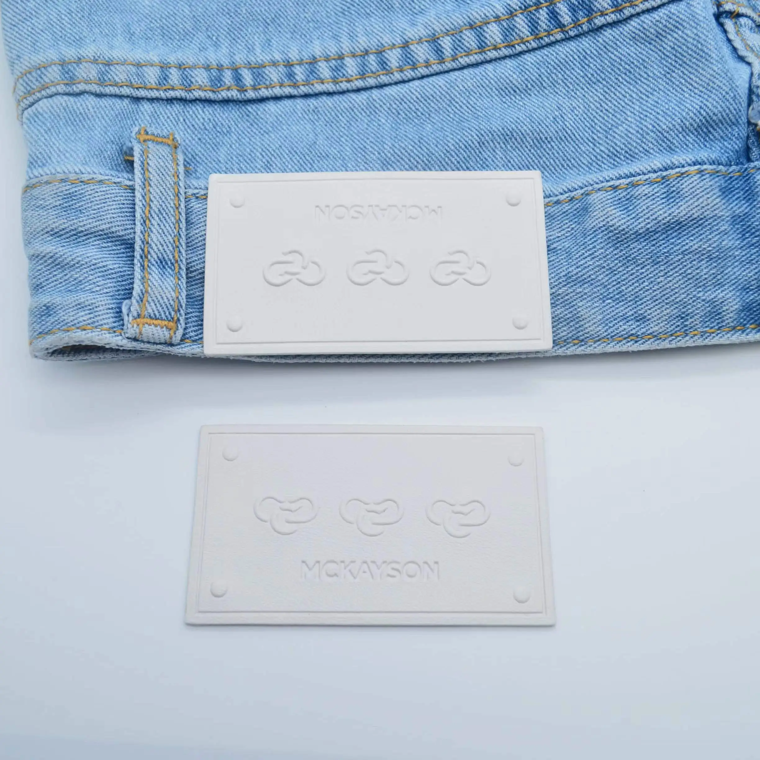 Vendita diretta in fabbrica Logo personalizzato marchio di abbigliamento incidere loghi etichetta in metallo di massa per Jeans