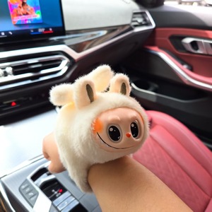 Labubuの新しい輝くぬいぐるみあなたの手首に着用するためのモーションとサウンド機能を備えたスナップリングブレスレット - Product Image 4