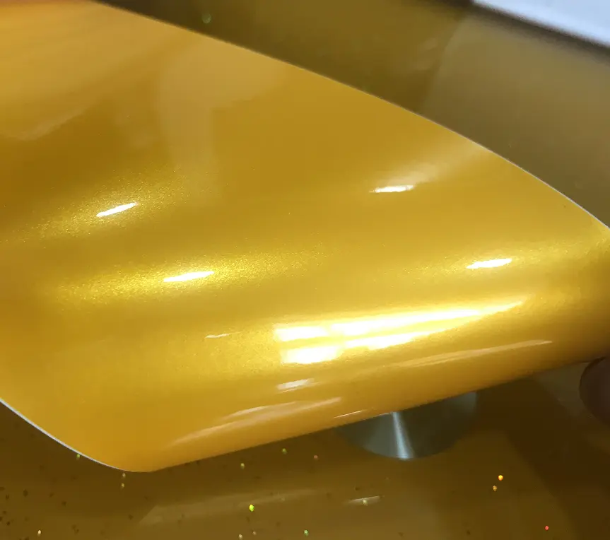 ขายร้อน 18m Auto ห่อโลหะโครเมี่ยมมันวาวสูงสีเหลืองครอบคลุมฟิล์มไวนิลตกแต่ง