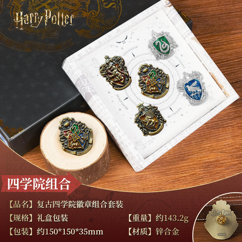 Ensemble combiné de quatre insignes universitaires de01-08-0001