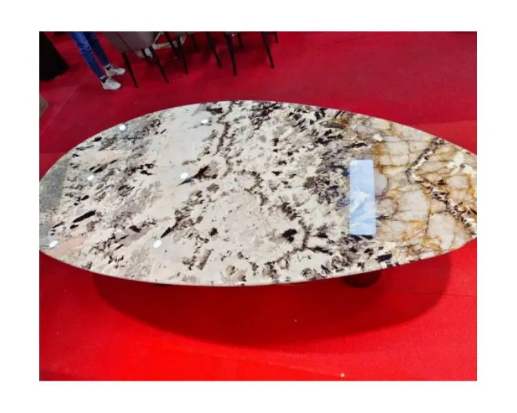 Декоративный кофейный столик в форме капли из полированного натурального белого камня серебряной лисы