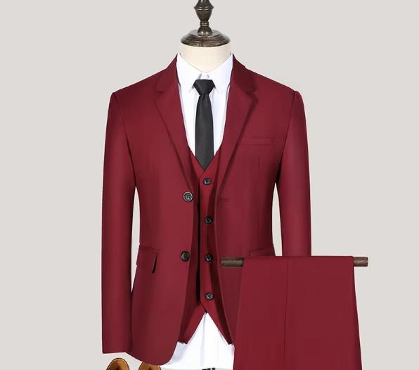 Ensemble veste rouge bordeaux à deux boutons, chemise et pantalon.