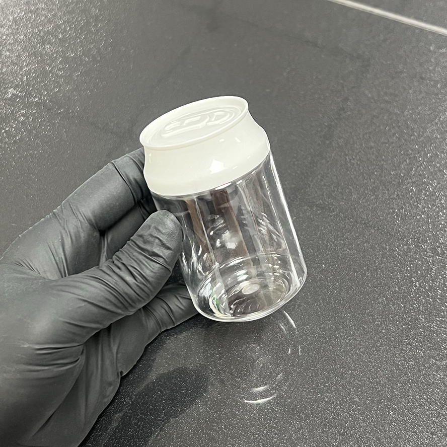Botella transparente con tapa blanca