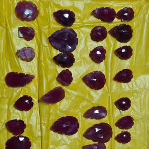 Forma di rubino naturale a forma di rosa tagliata paia di pietre preziose per la creazione di gioielli fatti a mano sfuso - Product Image 1