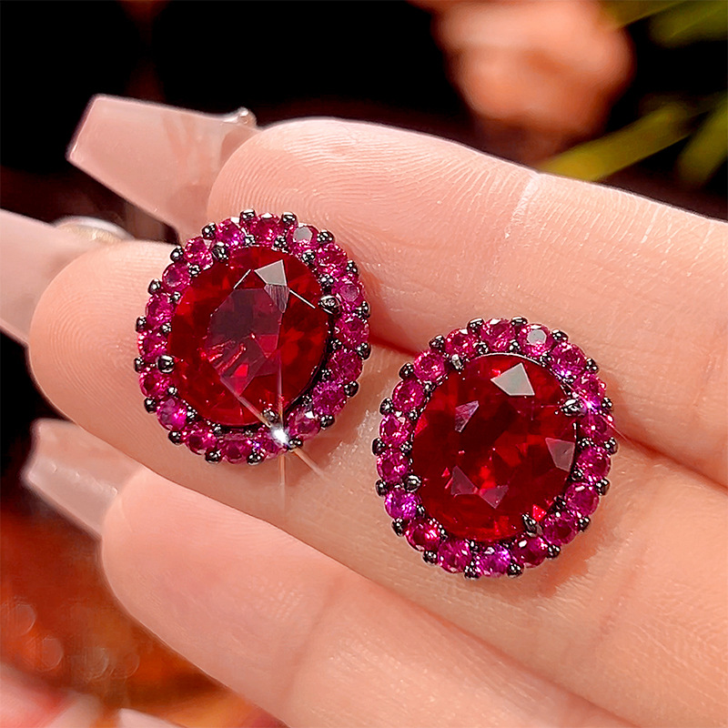 Boucles d'oreilles puces en corindon rouge et or noir