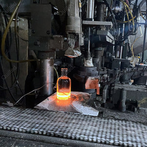 Customized Clear Glass Bottles Shape 100ml 200ml 375ml 500ml 750ml <strong>1L</strong> for Liquor Vodka Customized Glass Bottles for Liquor Vodka - Product Image 5