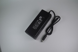 İngiltere 115W konsol güç adaptörü siyah AC 100V-240V DC şarj XBOX360E konsolu için XBOX360E güç kaynağı için standı