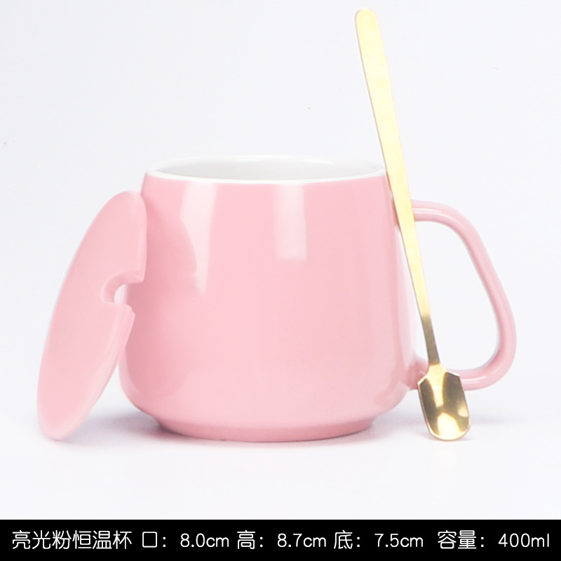 Taza termostática rosa con tapa y cuchara.
