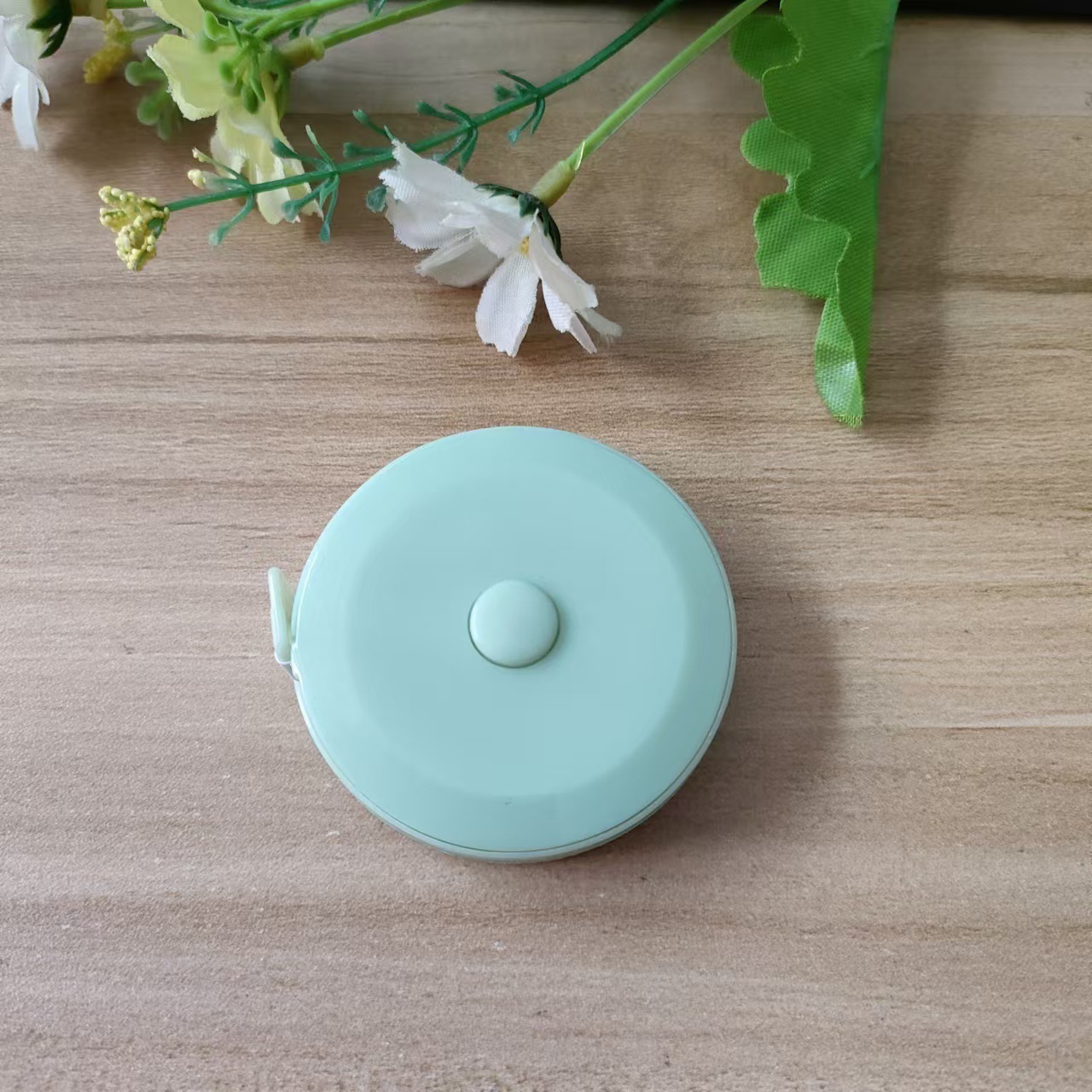 Cinta métrica verde de 2 metros (aproximadamente 79 pulgadas).