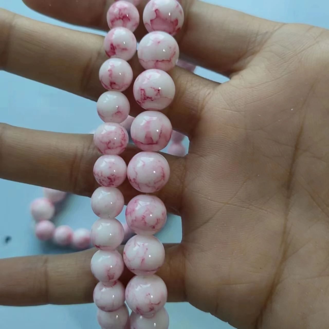 Cuentas marmoladas rosa rubor con vetas rojas