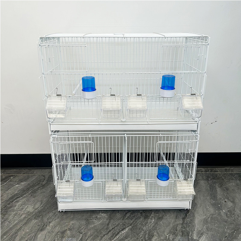 Deux cages blanches sans panneaux arrière