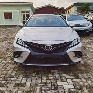 2018 <span class=keywords><strong>camry</strong></span> toyota משמש היגוי שמאל אוטומטי תיבת הילוכים טורבו מנוע מתכת עור כהה אור R16 חשמלי היברידית אפשרויות