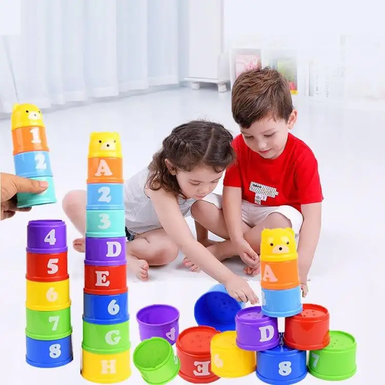 2023 giocattoli all'ingrosso della vasca da bagno delle tazze impilabili di plastica del bambino dell'arcobaleno per le tazze del bambino dei bambini