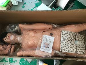 หุ่นจำลองผู้หญิงพีวีซีอิเล็กทรอนิกส์สำหรับ ADA-H130B ฝึกพยาบาลแบบจำลองทางกายวิภาคสำหรับวิทยาศาสตร์ทางการแพทย์รูปแบบการดูแลมัลติฟังก์ชั่