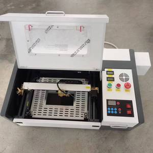 Hot Pequeno Mini 3020 3040 40W 50W CO2 Máquina De Gravura A Laser Nova Condição 3D <span class=keywords><strong>CNC</strong></span> <span class=keywords><strong>Router</strong></span> Max Marca Fonte Laser Cortador barato