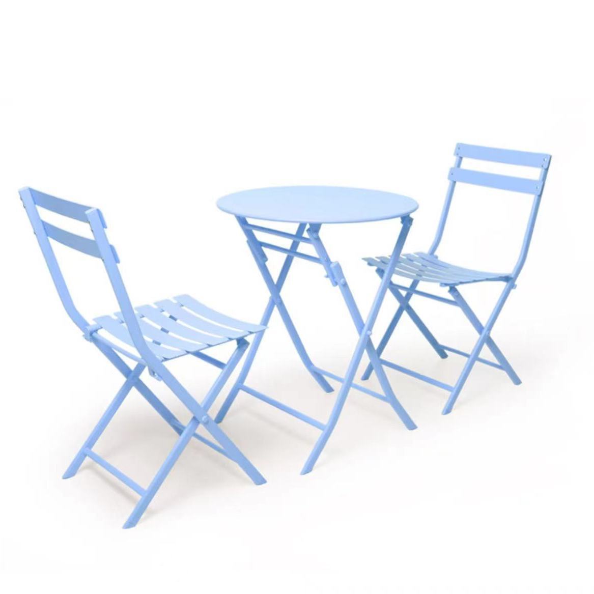 Ensemble comprenant 2 chaises en fer forgé bleu et 1 table ronde pliante.