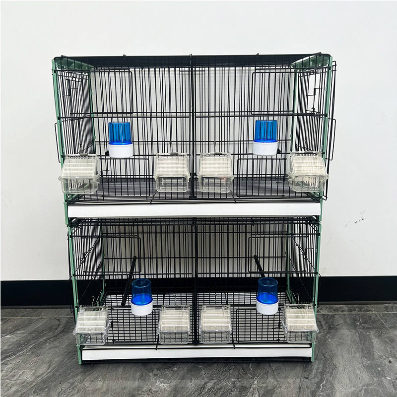 Deux cages vertes sans panneaux arrière