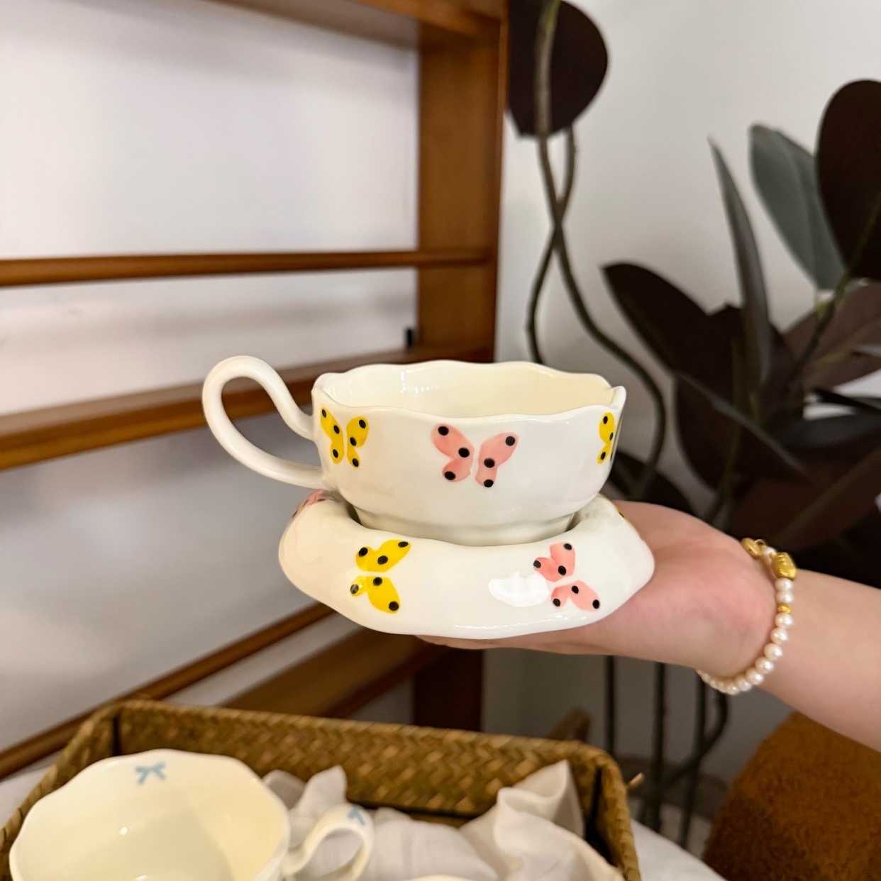 Taza mariposa rosa y amarilla de 250 ml con plato de 13 cm.