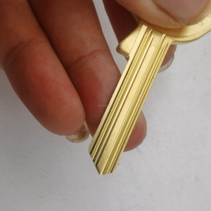 JS K2358イタリアのマルチスロットキーブランクとエッジミッシング盗難防止ドアの電子ロックキーブランク。 - Product Image 3