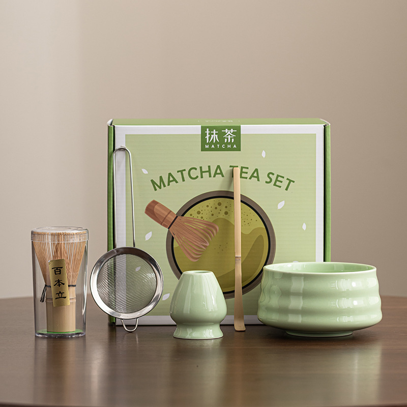 Conjunto de cinco piezas con hilo verde.