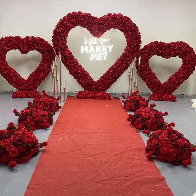 Arco rosso alto 2,2 m con supporto