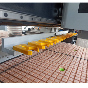 Enrutador CNC de anidación automática, máquina cortadora de madera 1325 con sistema de descarga automática para hacer puertas de armario de cocina y madera - Product Image 6