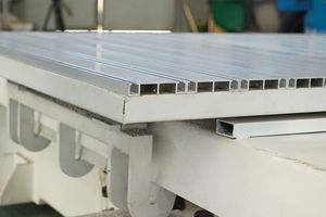 Máquina de tallado de madera con Control numérico CNC de 5 ejes grande, precio de fresado, enrutador, Centro de carpintería en India - Product Image 5