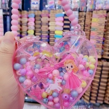 Enfilage de perles DIY en forme de coeur