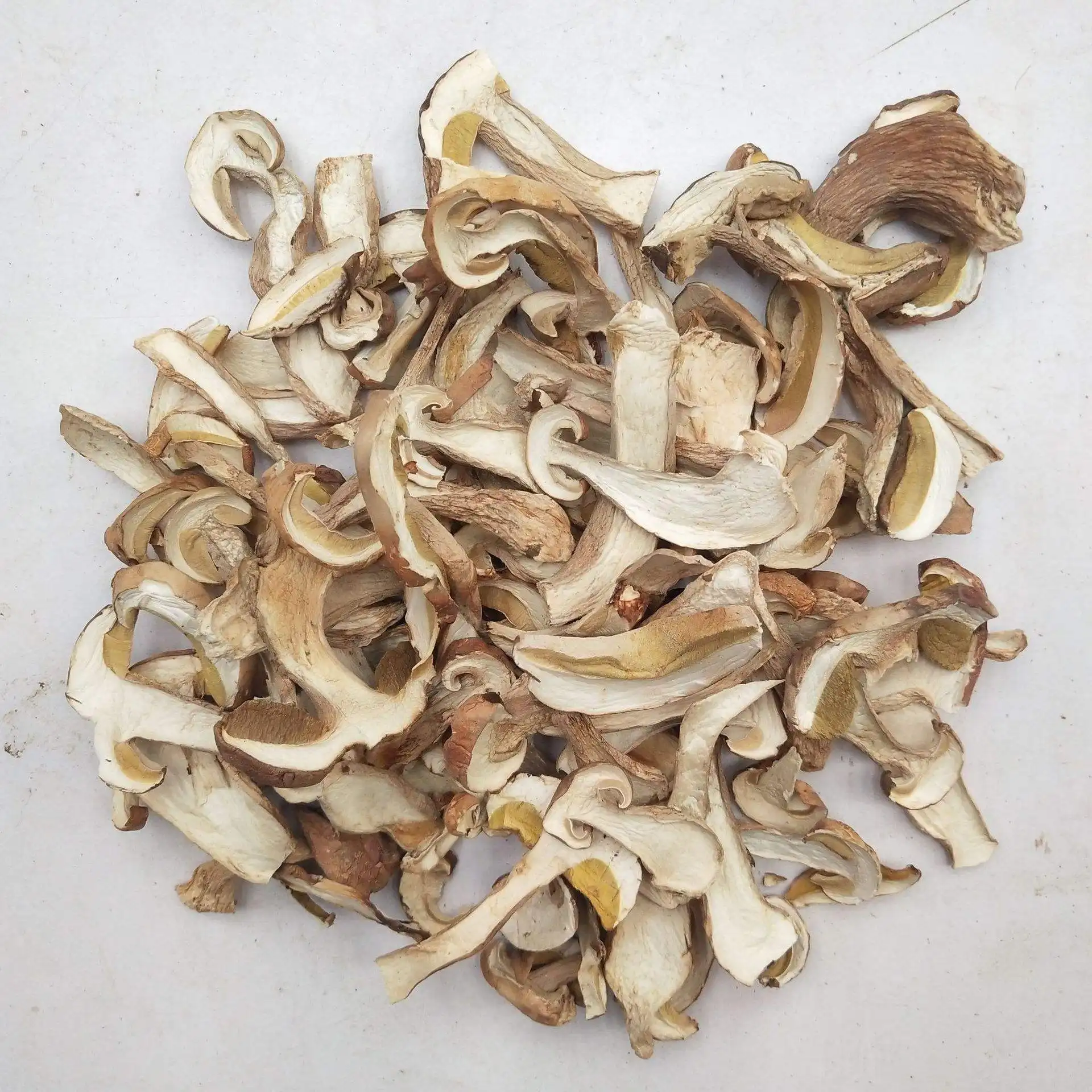 Дикие сушеные белые грибы, нарезанные боровиком