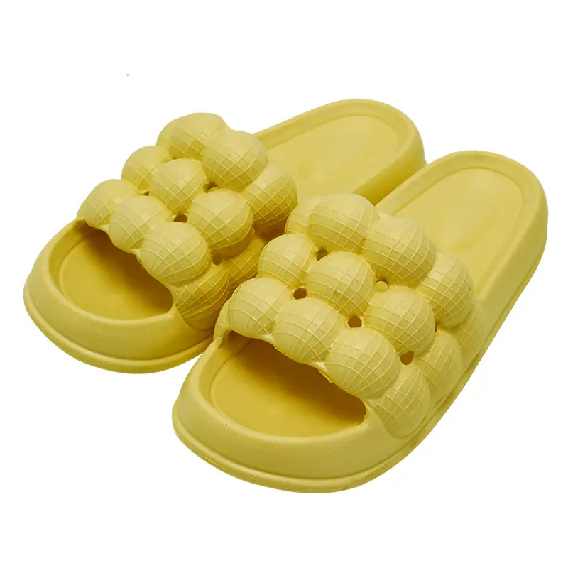 La bolla di litchi estiva femminile all'esterno indossa un bagno antiscivolo coppia di pantofole fresche da uomo con fondo spesso per la casa pantofole da interno