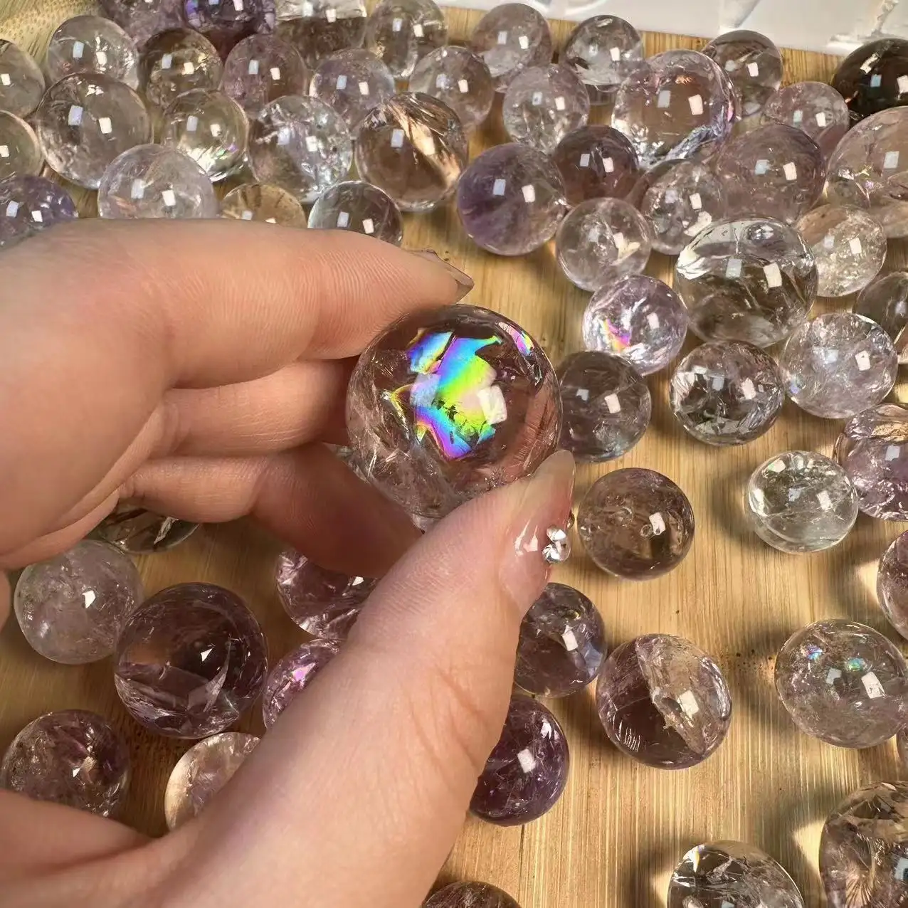 Bolas de esferas de cristal de amatista agrietadas pequeñas curativas de alta calidad naturales al por mayor para Decoración