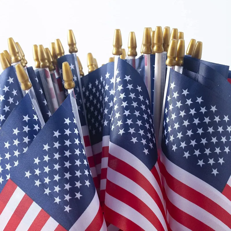 Bandiere americane su bastone bandiera tenuta in mano con bastone 4 ° bandiera July USA per decorazioni per feste veterane del giorno della memoria