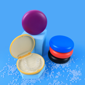 Compact Retainer Case with Flexible Opening <strong>Arc</strong> and Easy to Clean Silicone Base