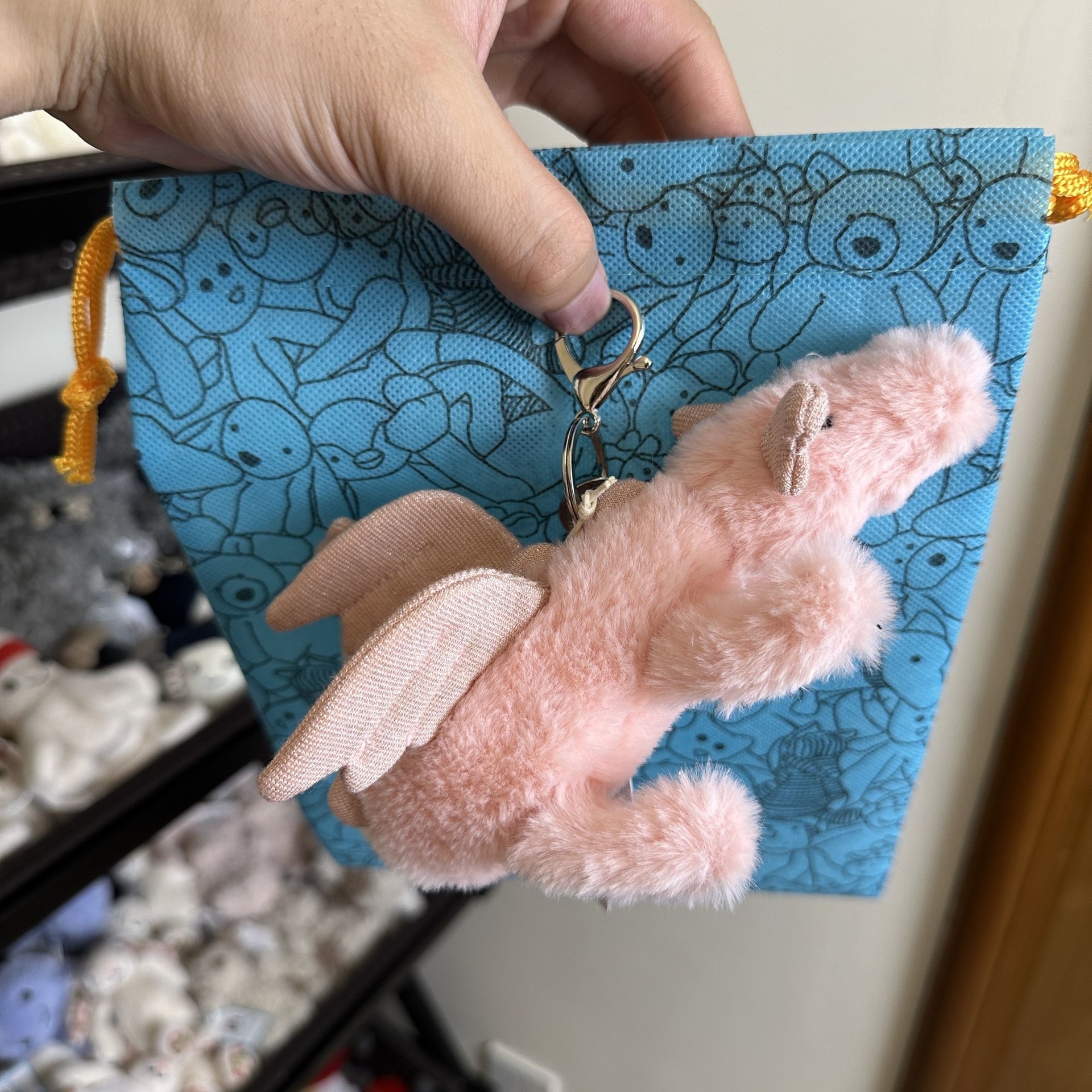 Pendentif dragon volant rose