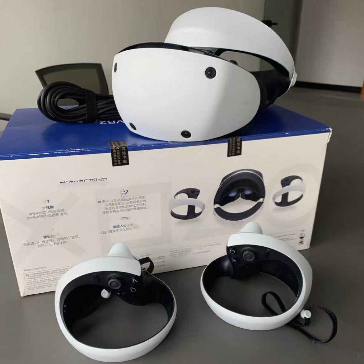 Blanco, completamente nuevo.