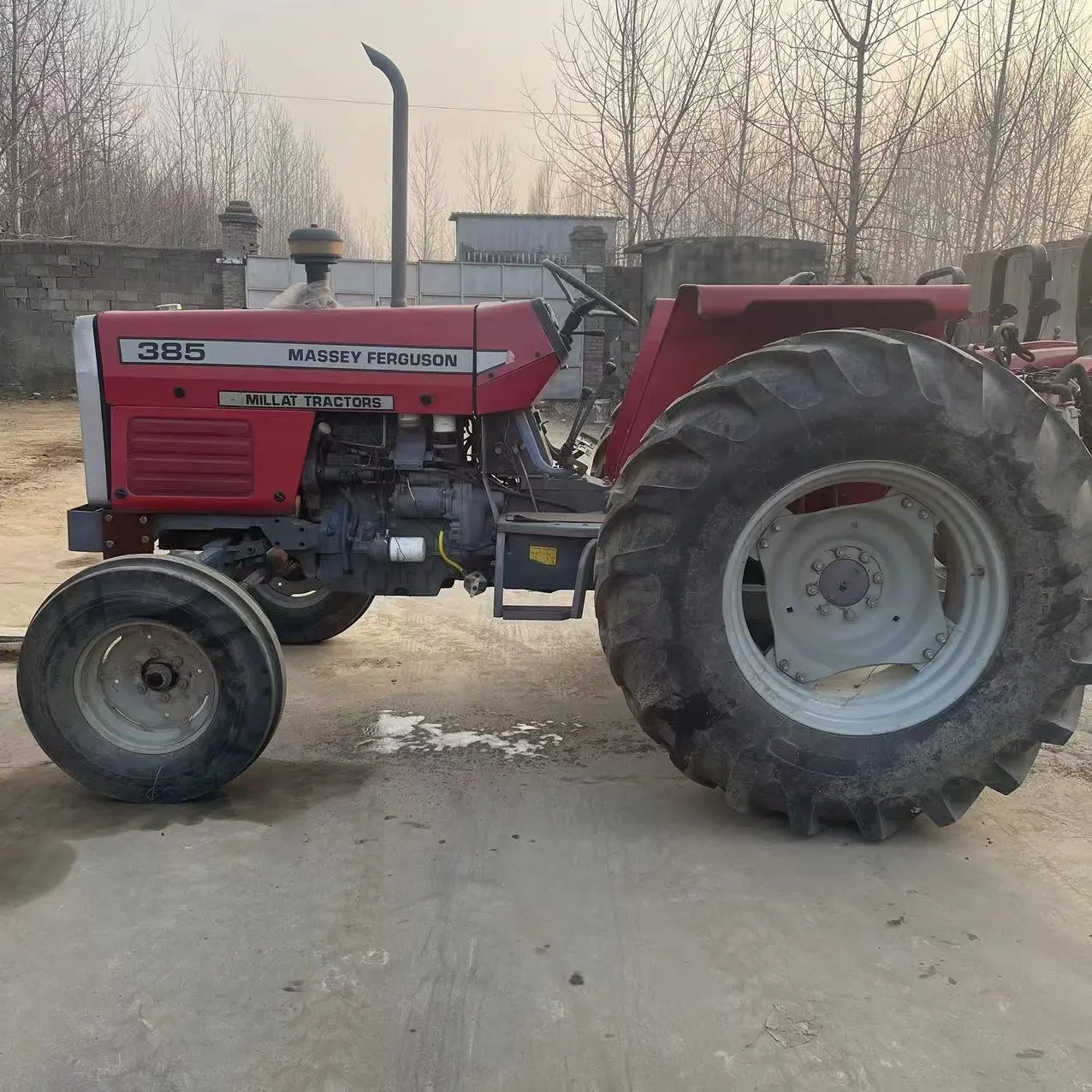 Çiftlik kullanılan 2wd şık ve klasik MF385 traktör 85hp ekleri ile makul fiyatlarla satış için disk pulluk