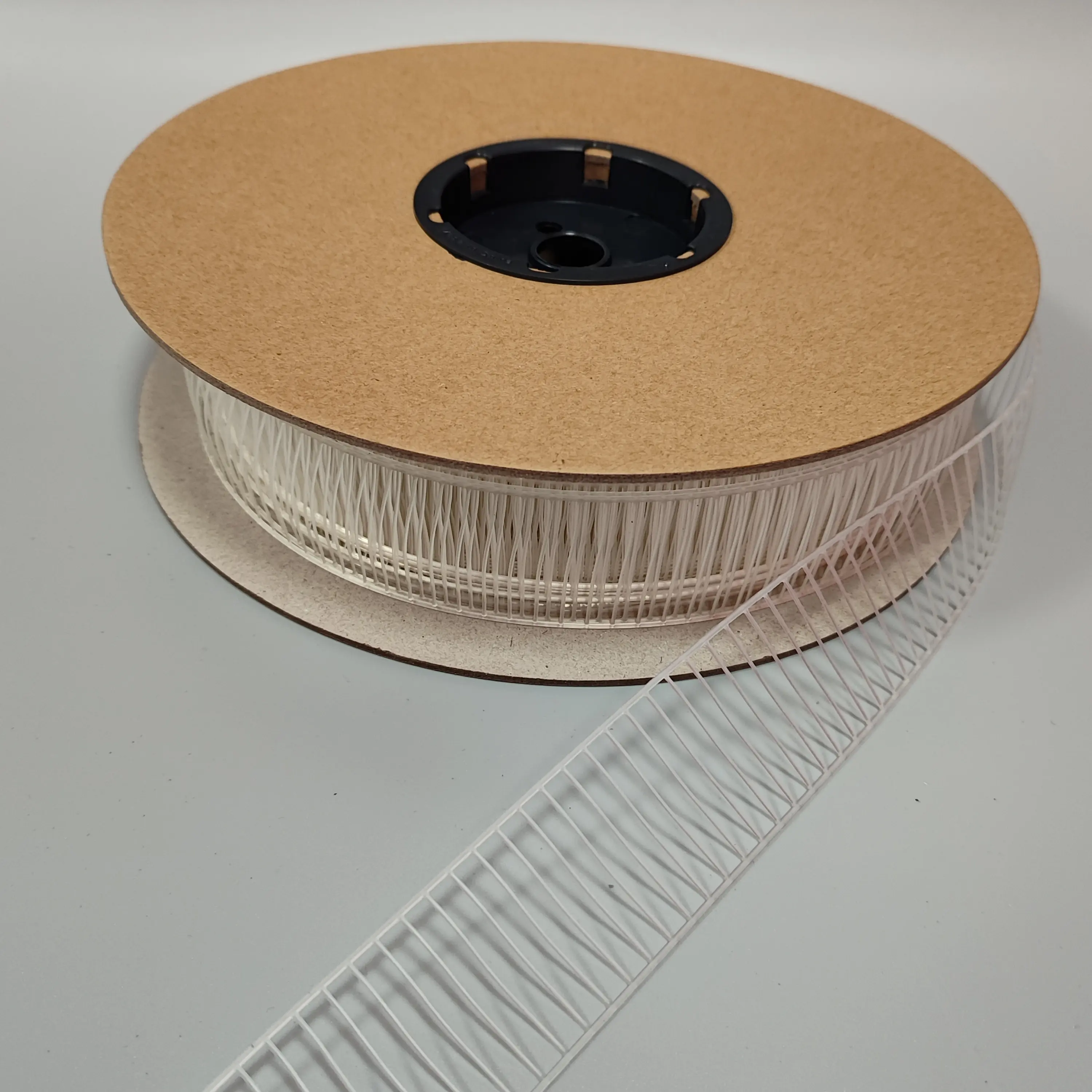 Rolo de grampo elástico OEM para embalagem de utensílios de mesa de brinquedos fixos, rolo de etiqueta de plástico macio com 10000 peças, grampo elástico para máquina VNS