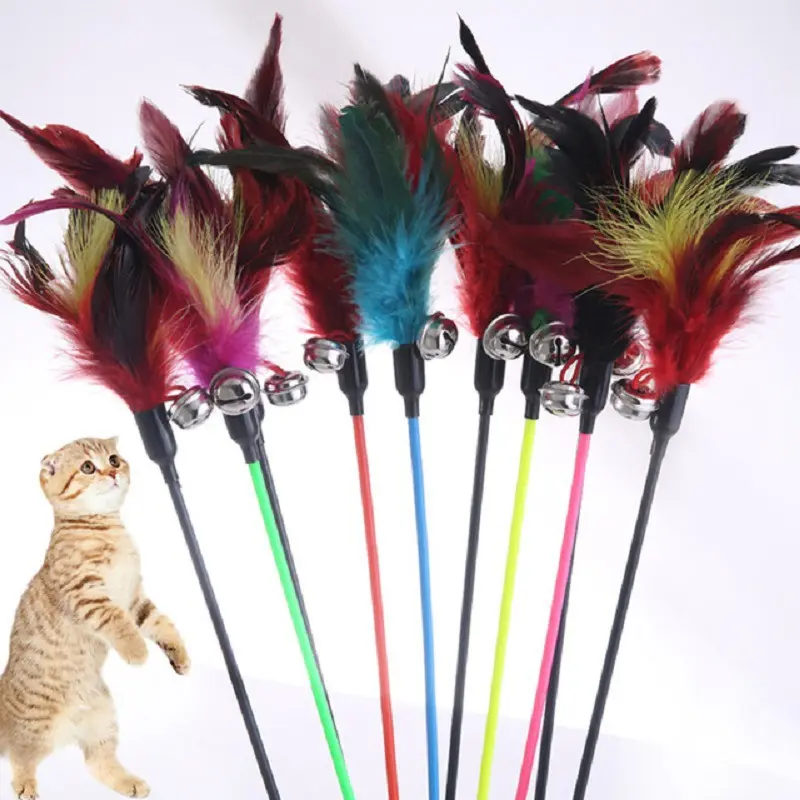 थोक पालतू इंटरैक्टिव चिढ़ाने प्रशिक्षण खिलौने प्लास्टिक पंख अजीब बिल्ली छड़ी घंटी के साथ यादृच्छिक रंग पंख बिल्ली छड़